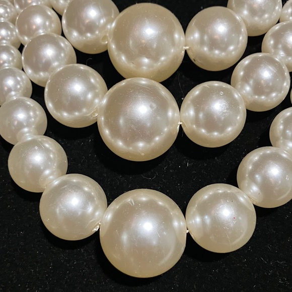 Elegant Pearl Necklace - Picture 2 of 2